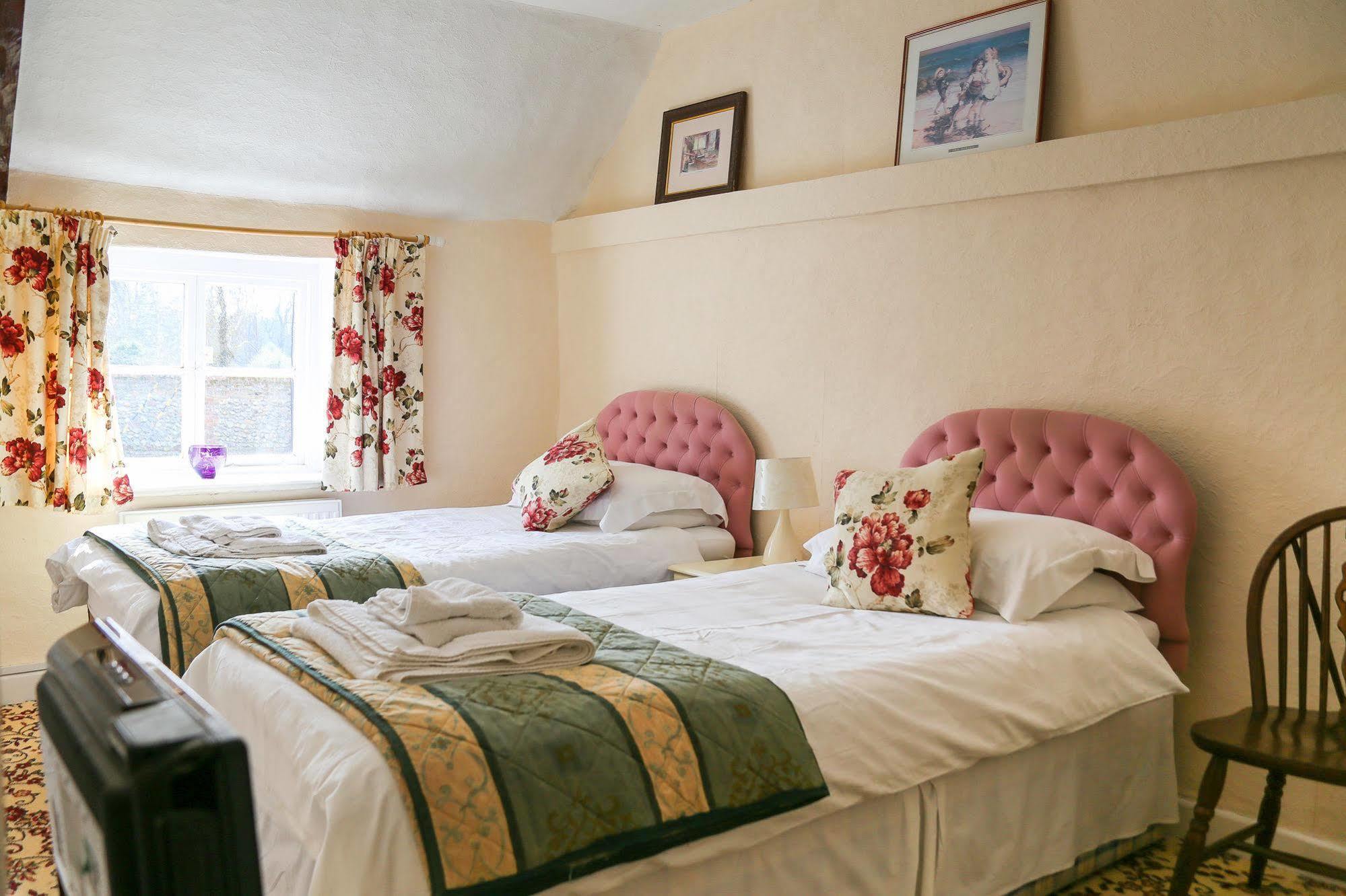 The Crown Inn Gayton  Eksteriør bilde
